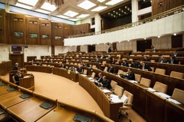 Délutánra halasztották a parlamenti ülést, a bizottságok még tárgyalnak