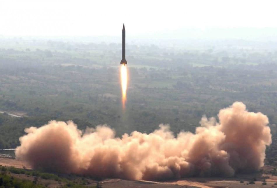 Észak-Korea hiperszonikus fegyverrel felszerelt szilárd hajtóanyagú rakétát tesztelt
