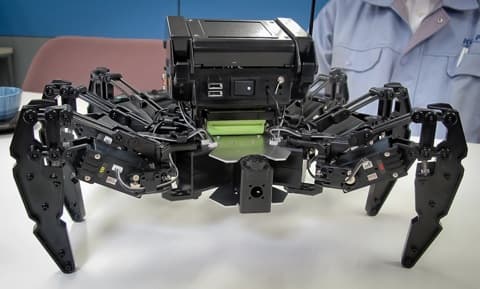 Szövi virtuális hálóját a robotpók