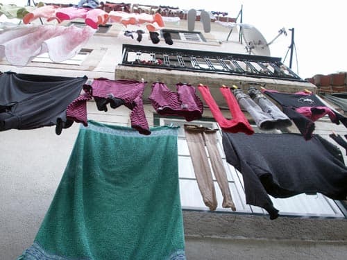 Rontja a városképet a ruhaszárítás