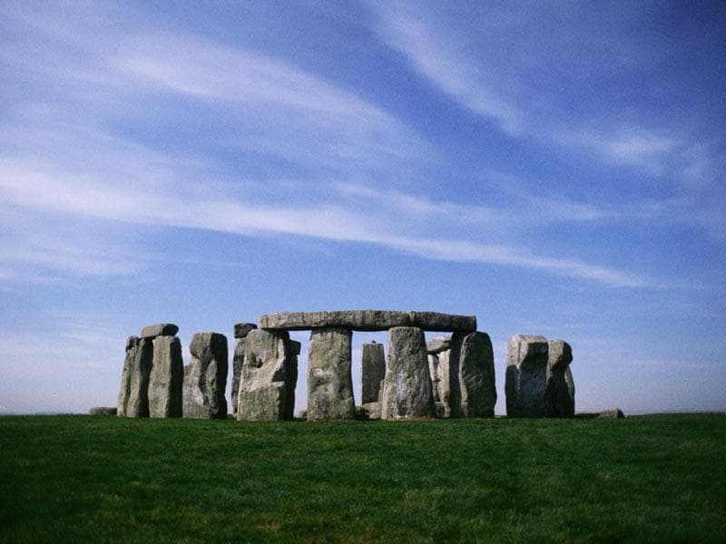 Ezrek ünnepelték Stonehenge ősi köveinél a nyári napfordulót