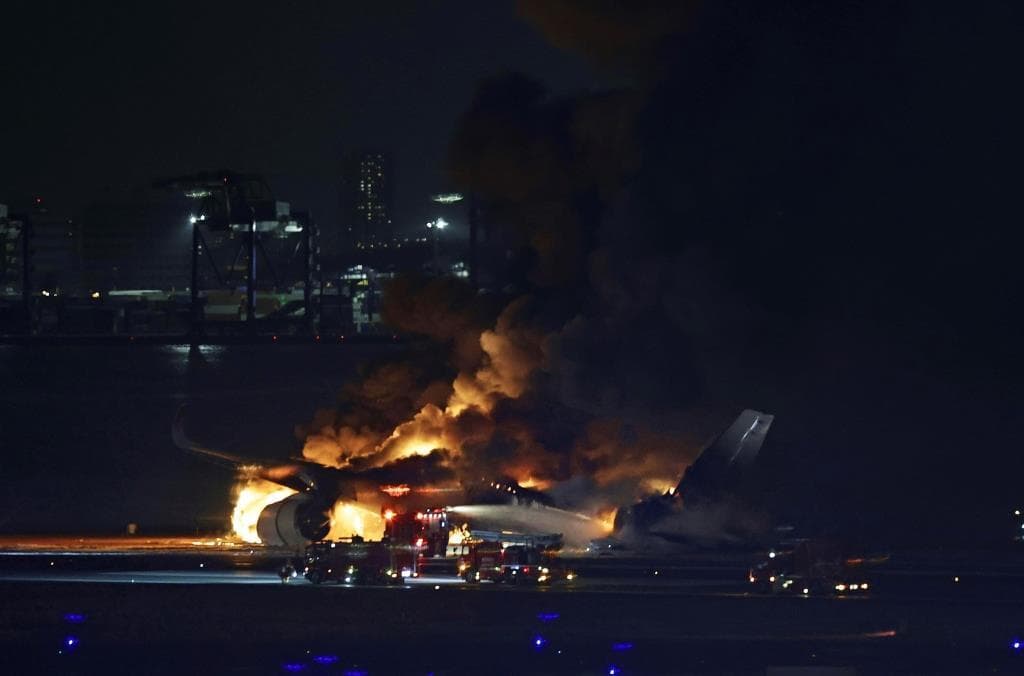 Tokiói tragédia: Vizsgálják a szakértők, miért ütközött neki az utasszállító gép egy másik repülőnek