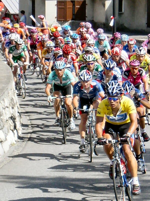 Tour de France - Simon Yates szökésből nyert szakaszt, nem változott az összetett