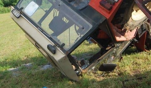 Traktor temetett maga alá egy 45 éves férfit – helikoptert riasztottak a helyszínre