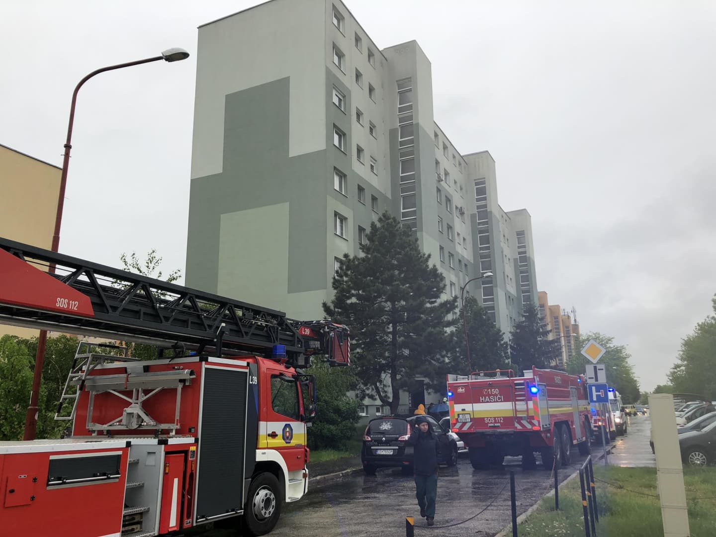 Létrákon mentették a lakókat a tűzoltók éjfélkor egy égő lakóházból