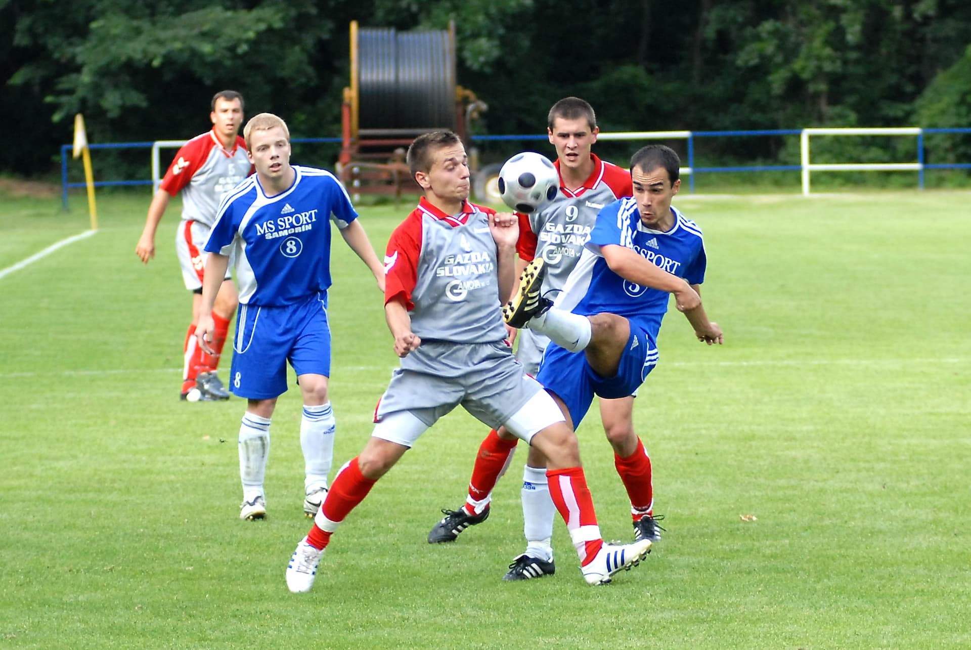 Nyugat-szlovákiai labdarúgó-bajnokságok, 1. forduló: Pinte Attila kettős szereposztásban Nyárasdon