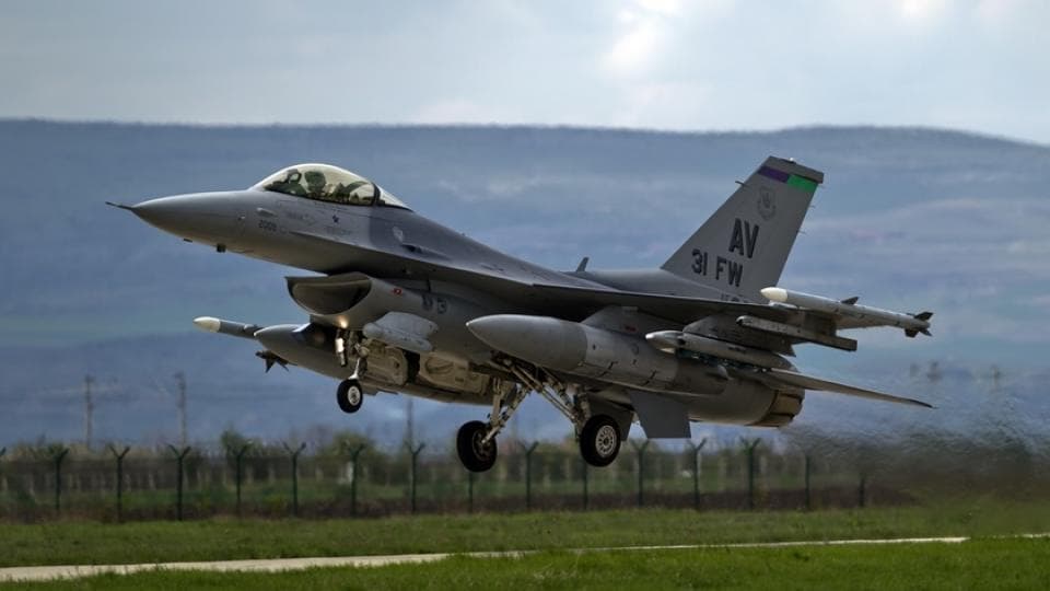Ukrajna F-16-os harcigépekhez keres pilótákat