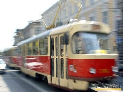 BALESET: 57 éves férfit gázolt el a villamos Pozsonyban