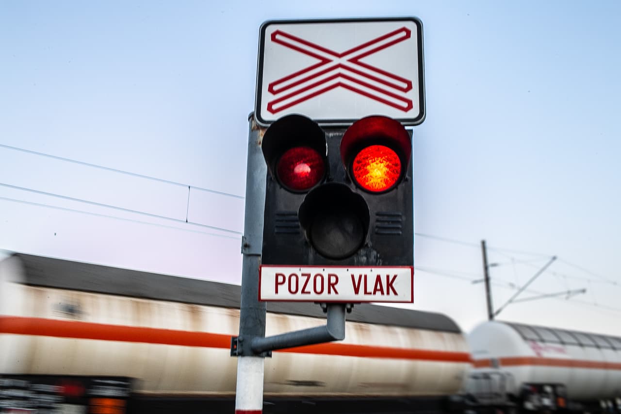 Jelentős változás jöhet a vasúti átjárókat illetően – eltűnik egy fényjelző a berendezésekről?