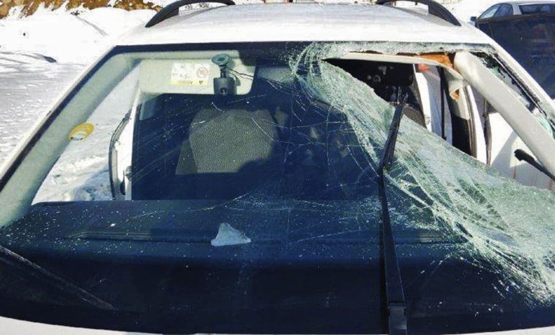 Csupa vér volt az autója a sofőrnek, akit a kocsijára zuhanó jég sebesített meg Somorjánál (18+)