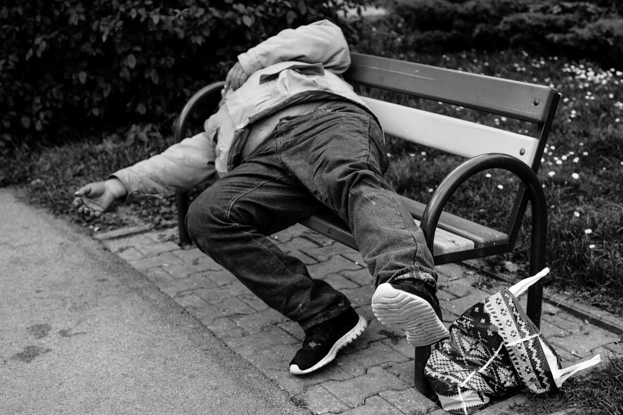 Emberek tízezrei aludtak az utcákon adományt gyűjtve a hajléktalanoknak