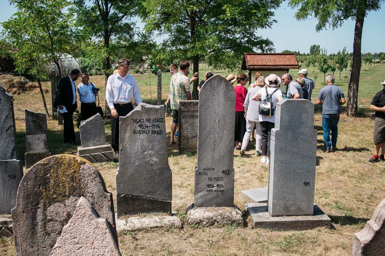„A holtak tisztelete az élők becsülete”- Emléktáblát lepleztek le az alistáli zsidó temetőben