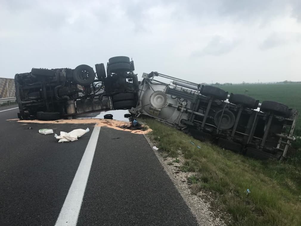 Súlyos baleset a Galántai járásban: két kamionnal ütközött a Passat (FOTÓK)