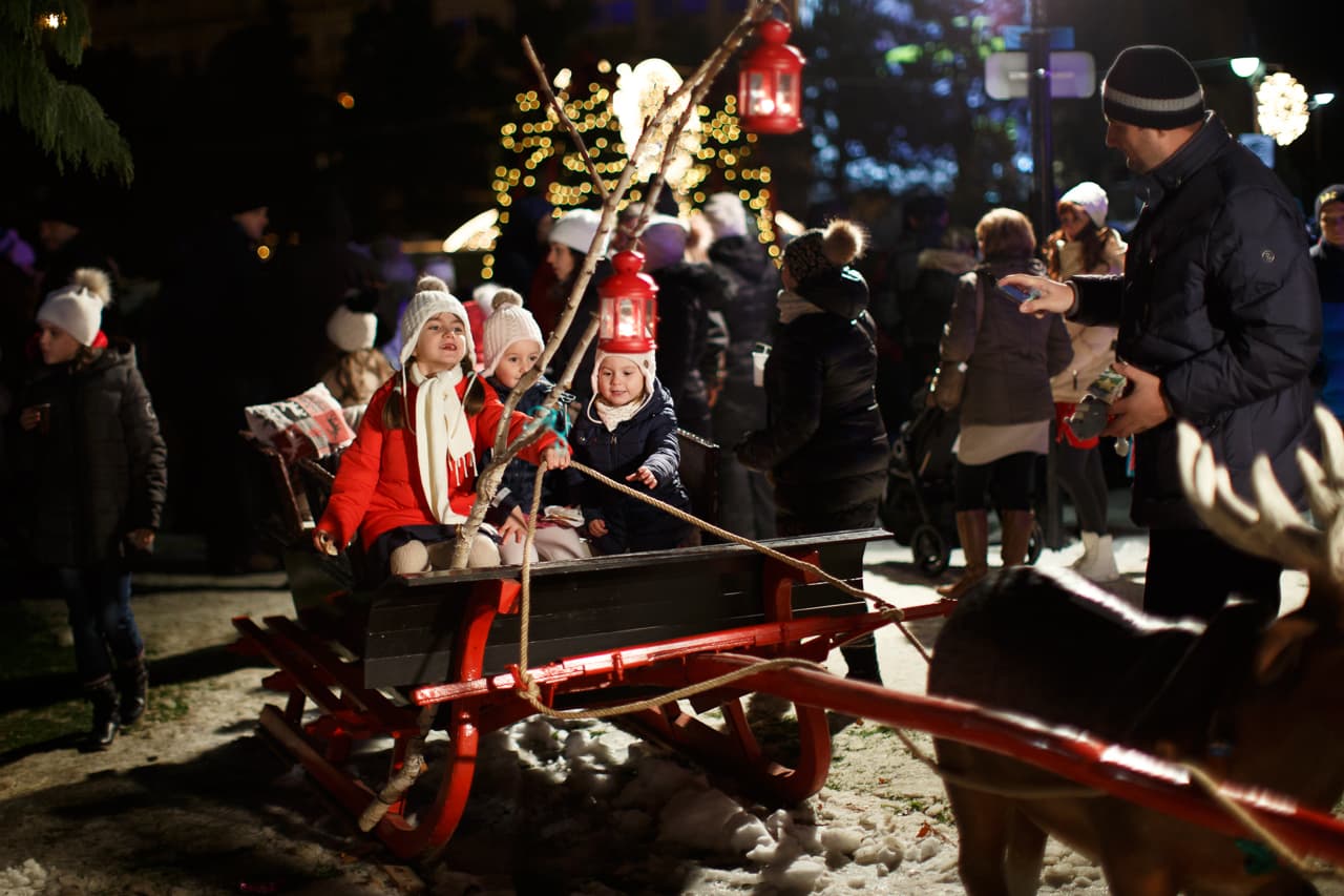 Kigyúlt az első adventi gyertya, és beindult a karácsonyi vásár Dunaszerdahelyen