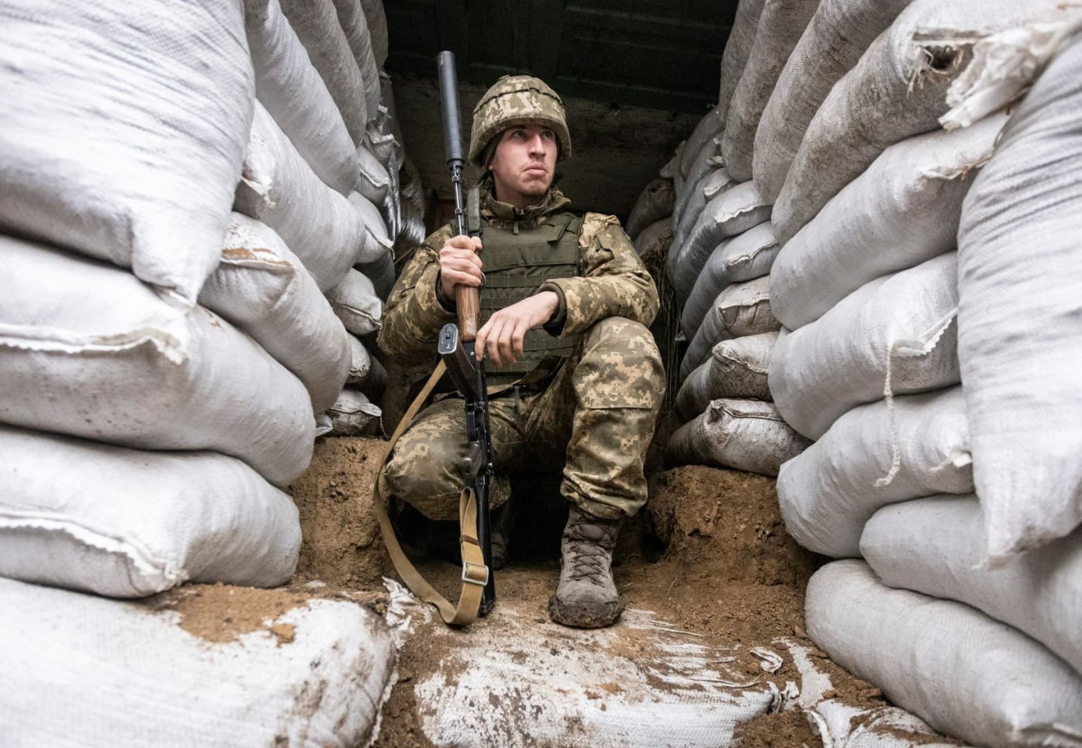Az oroszoknak sem érné meg, mégsem lehet kizárni a nyílt orosz-ukrán háború kitörését, és ez ránk is katasztrofális hatással lenne – INTERJÚ