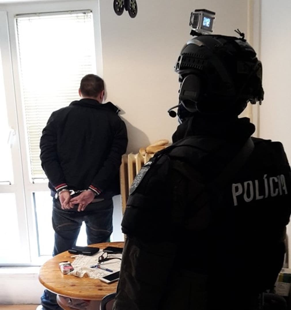 Rendőrségi akció: kábítószer volt a lakásban, őrizetbe vettek egy férfit
