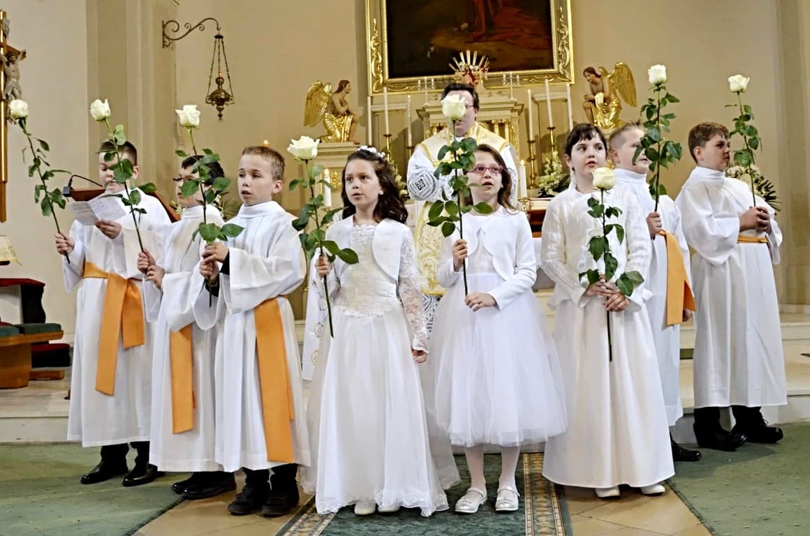 Elsőáldozásra készülődtek a fehér ruhába öltözött kisdiákok Egyházkarcsán