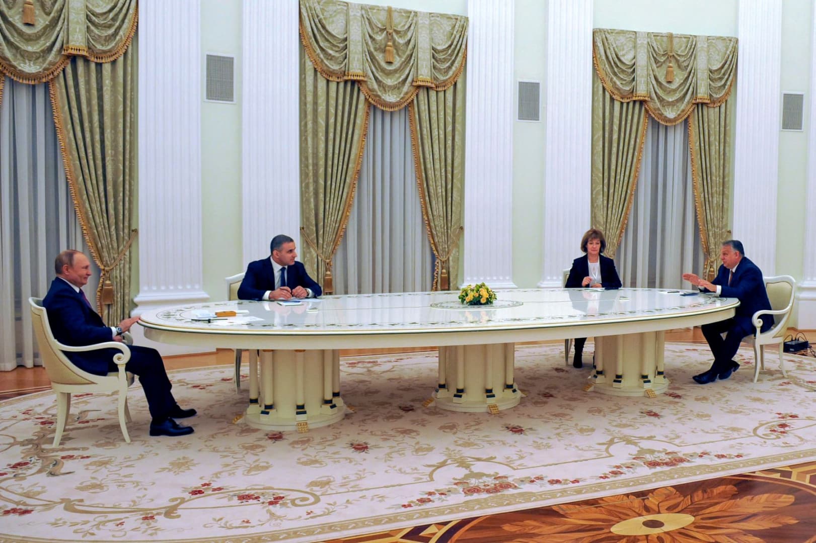 Heger Ukrajnába megy Zelenszkijhez, míg Orbán inkább Putyinnal „tárgyal a békéről” telefonon