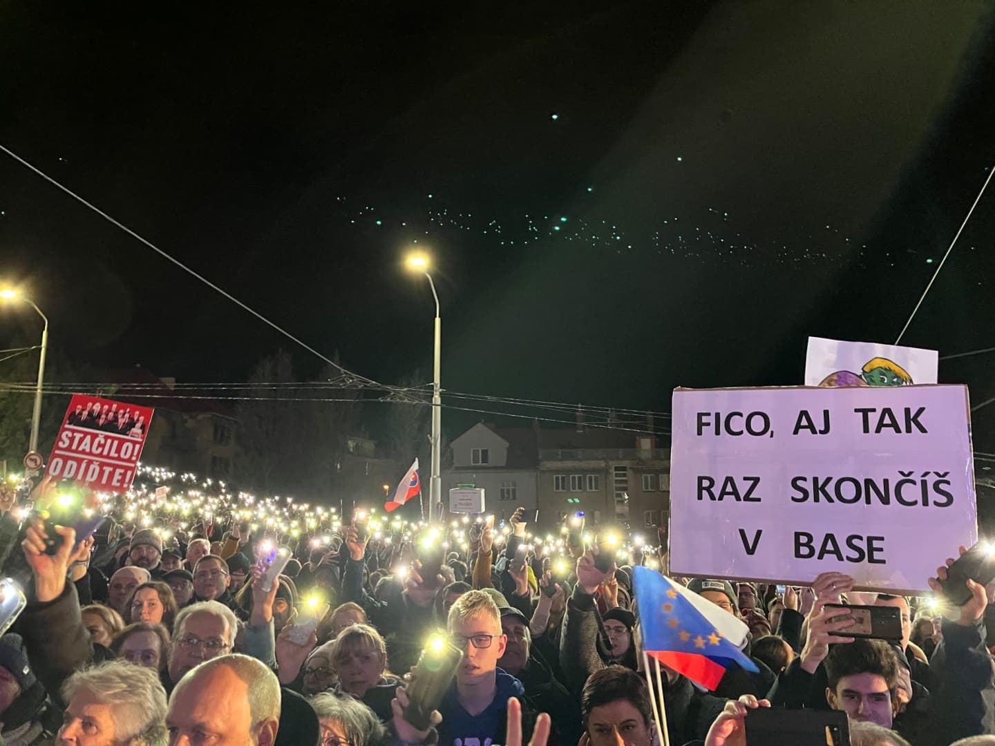 Šimečka: Azt hiszik holnap vége, de mi újra eljövünk! – a parlament előtt is tízezrek tüntettek a btk. módosítása ellen