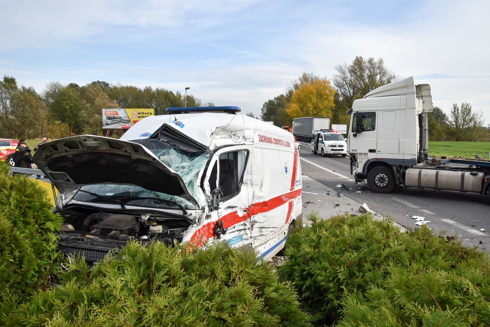 SÚLYOS BALESET: Mentőautó ütközött kamionnal Hegyétén
