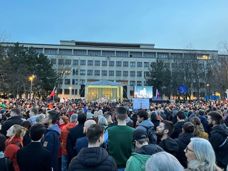 Újabb Állítsuk meg őket! – nagygyűlés, több mint 15 ezer ember tüntetett a közmédia védelmében a kormányhivatal előtt