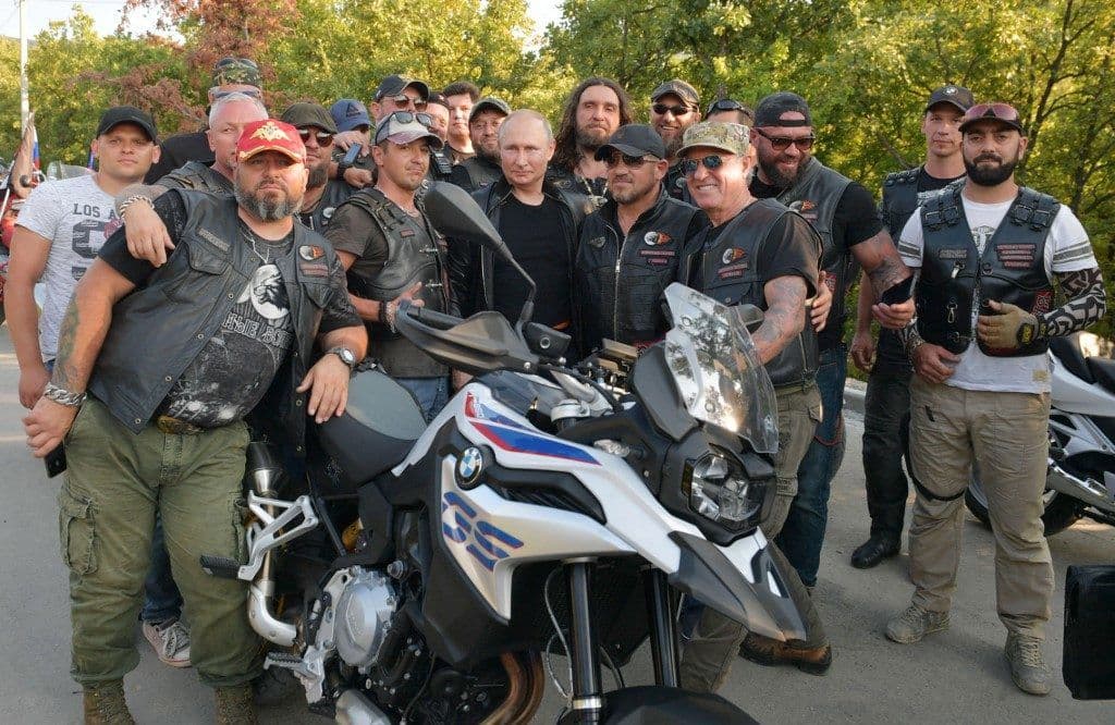 Putyin az Éjszakai Farkasokkal motorozott a Krímben