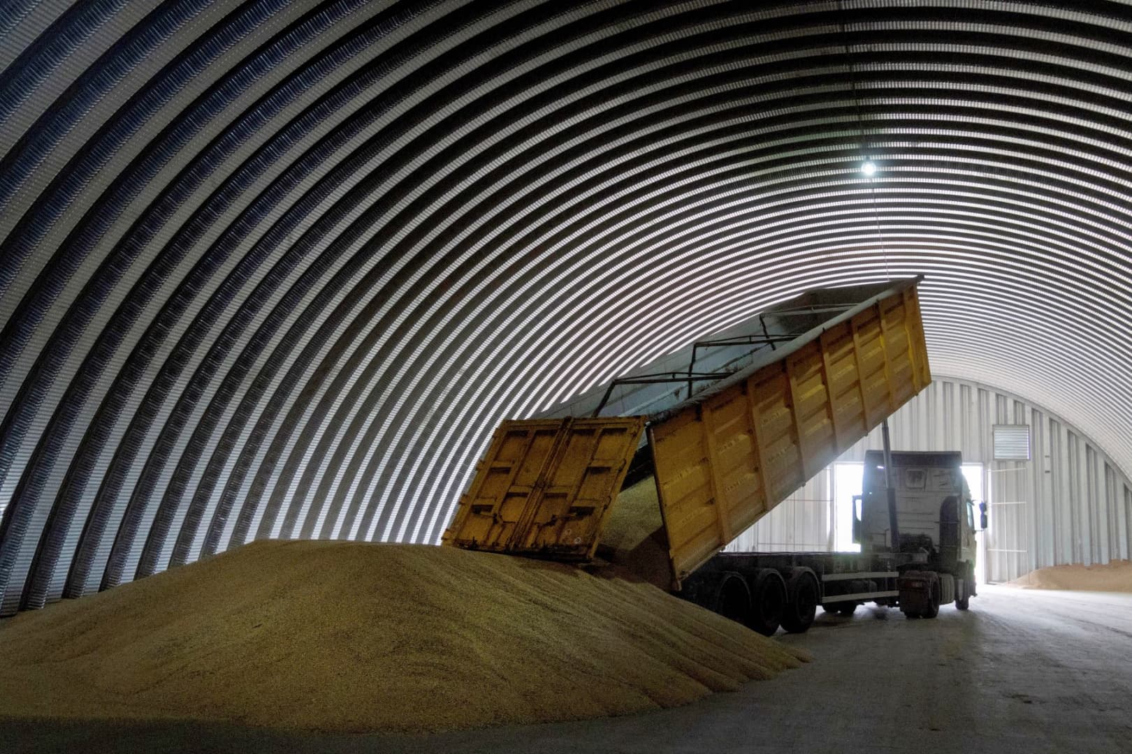 Frissítve: Szlovákia is leállítja az ukrán gabona behozatalát, délután a kormány is összeül