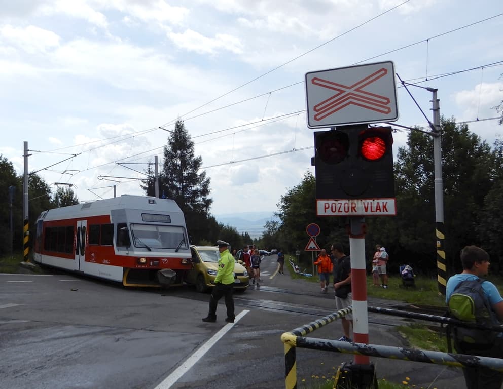 BALESET: Személyautó és villamos ütközött a vasúti átjáróban