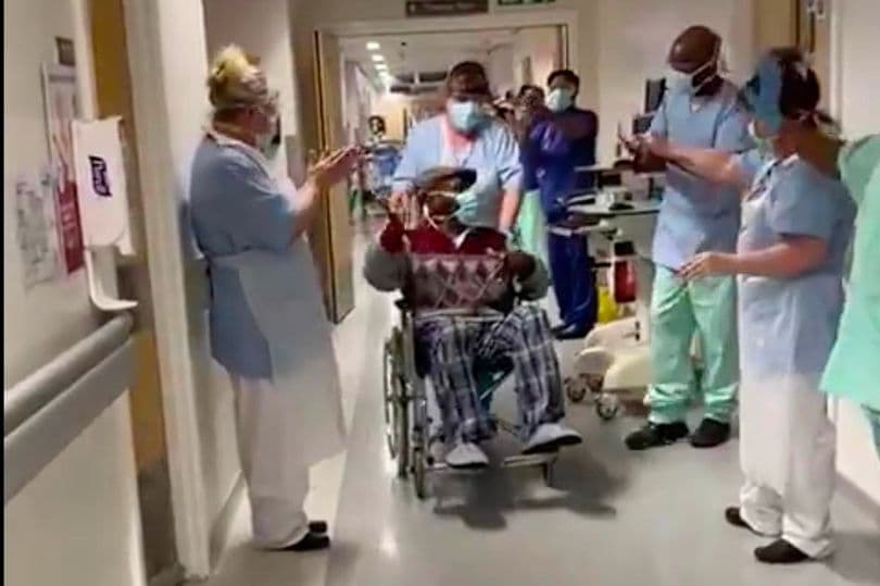 MEGHATÓ: Megtapsolták a kórházi dolgozók a 84 éves nagypapát, aki legyőzte a koronavírust – VIDEÓ