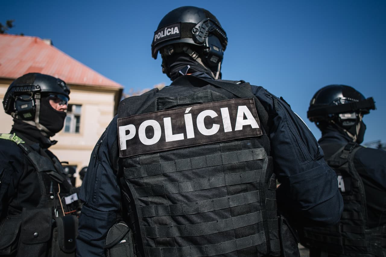 Szórakozóhelyen razziáztak a rendőrök, elcsíptek egy nemzetközileg körözött bűnözőt