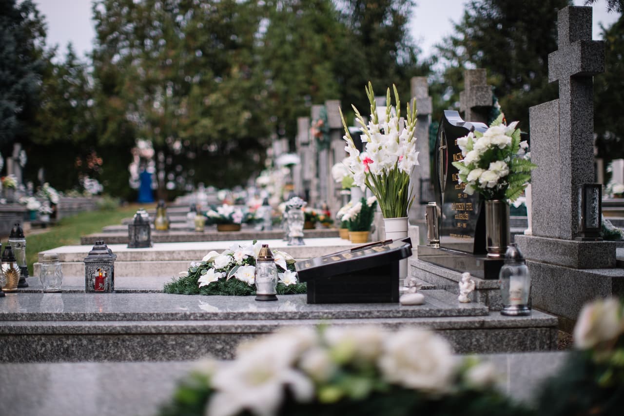 Több rendőr lesz az ünnepek alatt a vágsellyei temetők környékén