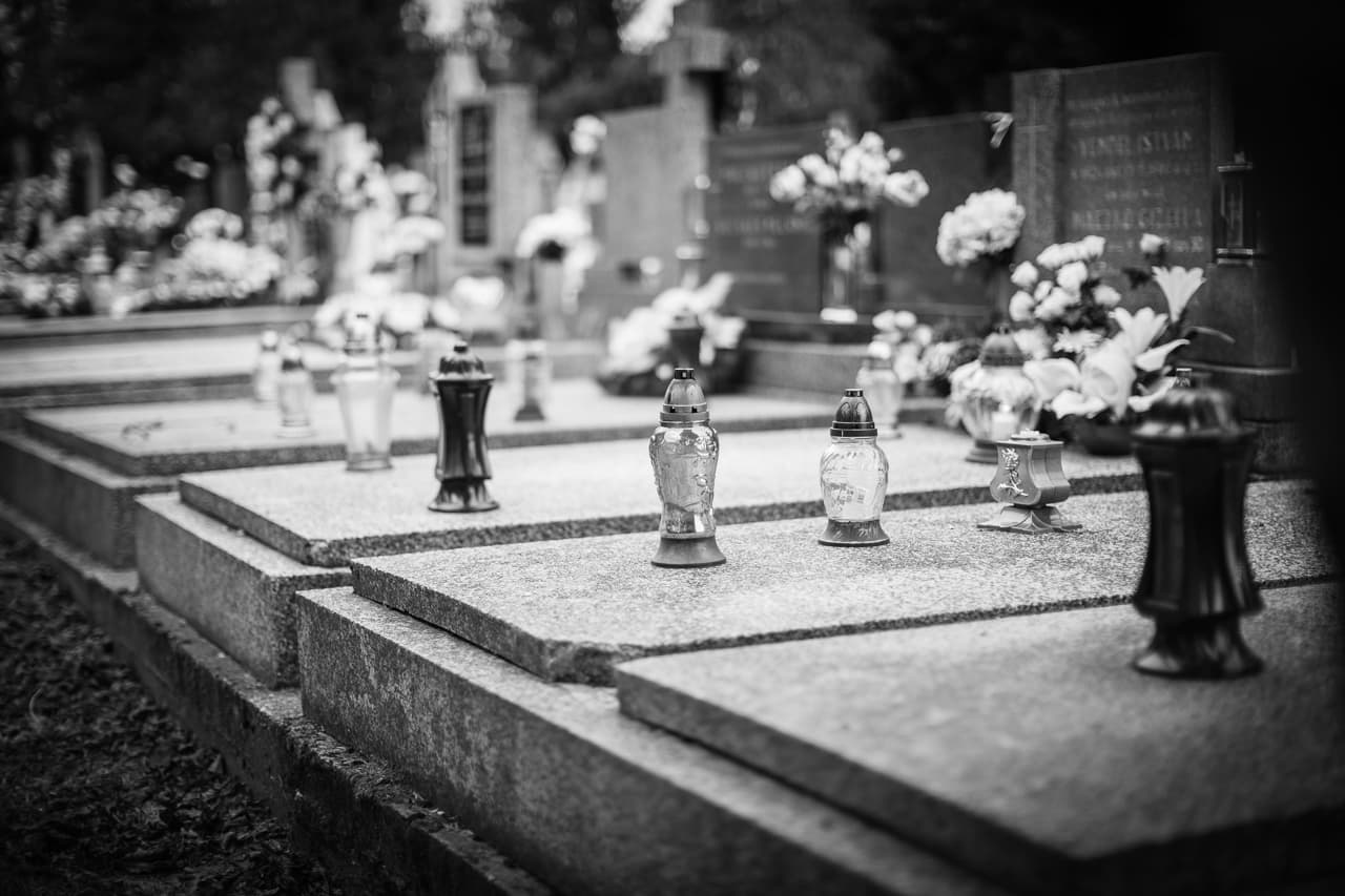Horogkeresztekkel firkáltak össze több tucat sírt egy franciaországi temetőben