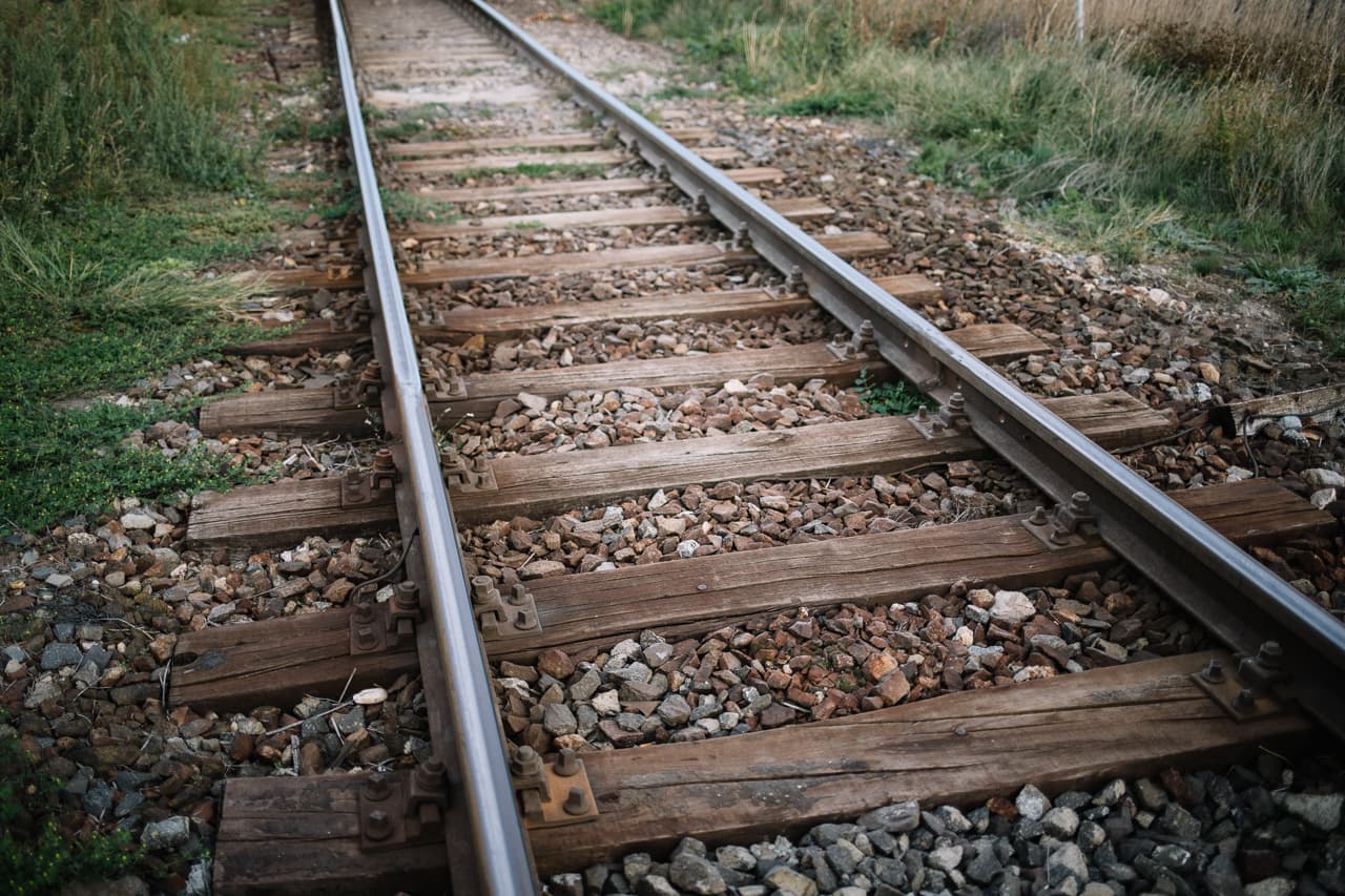 Szörnyű: Fiatal férfi holttestére bukkantak a vasúti megállónál