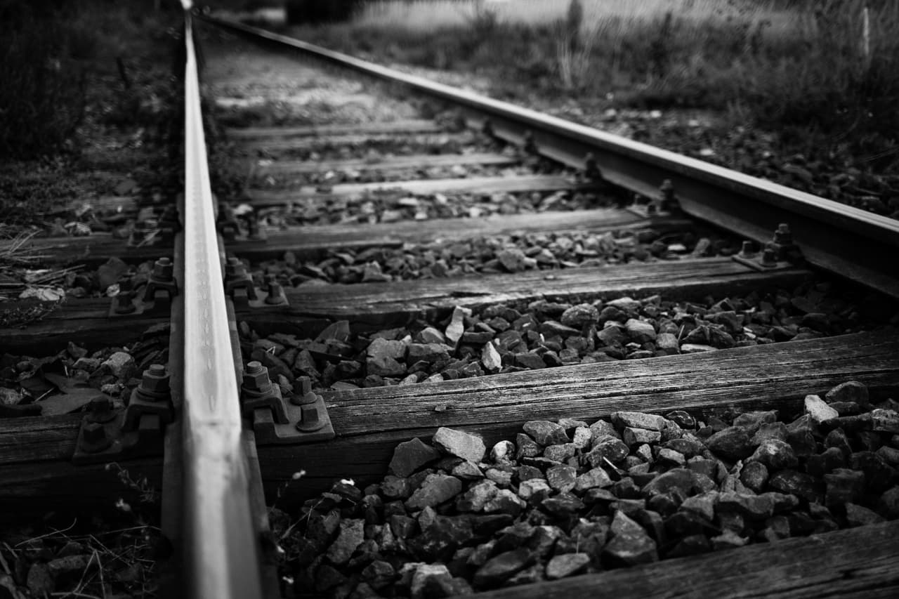 Férfit gázolt halálra a vonat a vasúti átjáróban