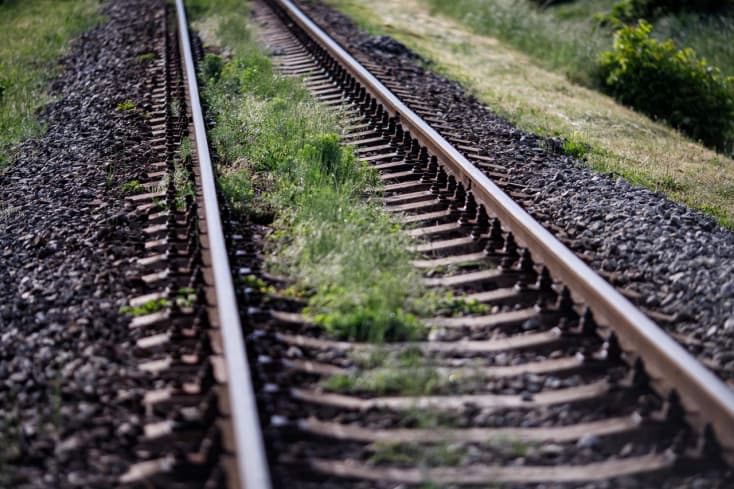 BORZALOM: Holttest hevert a sínek mellett, leállították a vasúti forgalmat