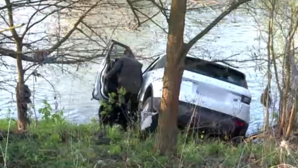 Előkerült az SaS járási vezetője, akinek autóját összetörve, véresen találták meg a folyó mellett