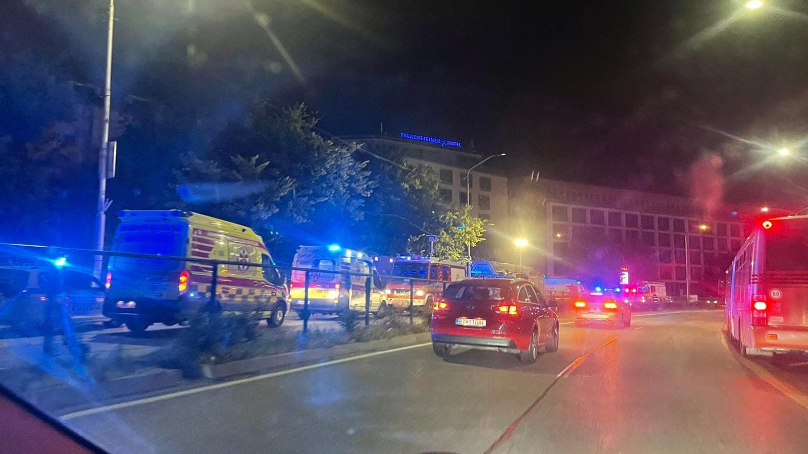 Frissítve: Tragikus autóbaleset Pozsonyban, öt halott, tíz sebesült