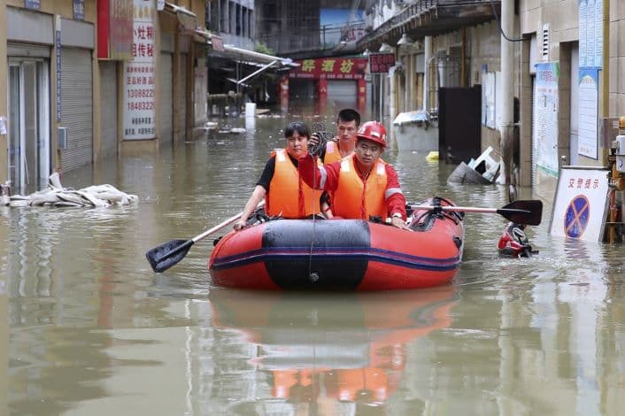 Súlyos esőzések miatt tízezreket evakuáltak Délnyugat-Kínában