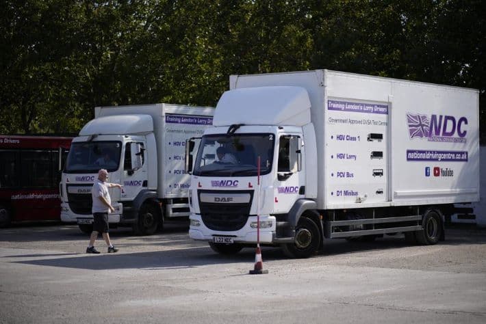 Készenlétbe helyezték a brit hadsereg teherautósofőrjeit az üzemanyag-ellátás segítésére