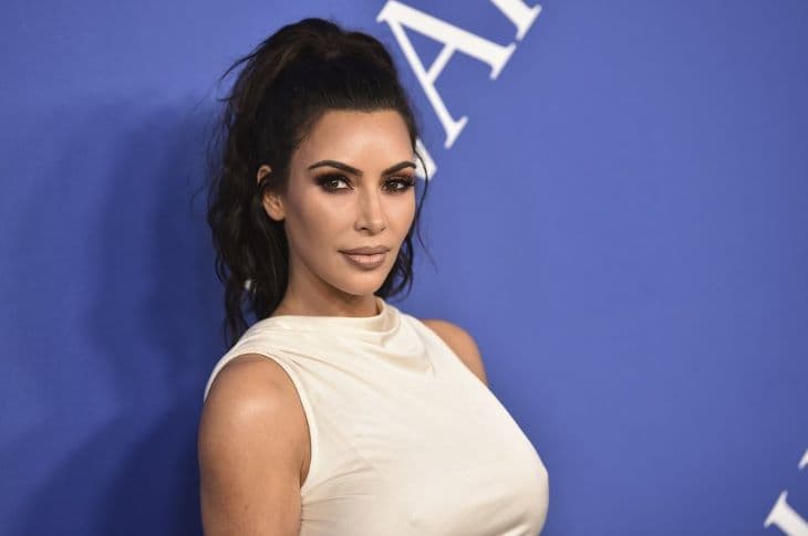 SZEXI: Kim Kardashian sokat sejtető, rózsaszín testhez simuló csipkés ruhában flangált