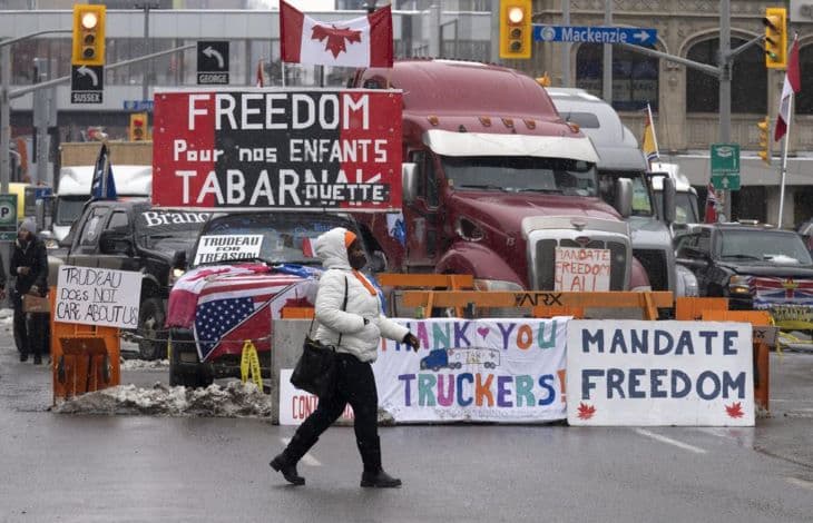 Kanadában a tüntetők eltorlaszolták az Egyesült Államokkal közös, legfontosabb határátkelőt