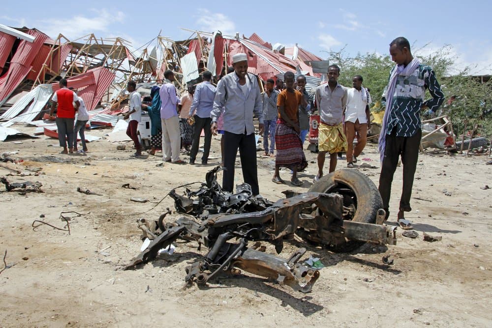 Öngyilkos merénylet történt egy amerikai légibázisnál Szomáliában, és egy olasz konvojt is megtámadtak