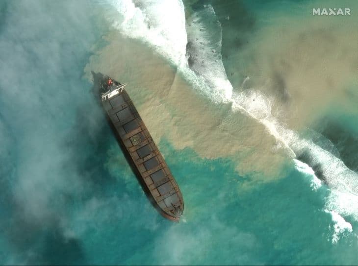 Mauritiuson elkezdték eltávolítani a korallzátonyról a kettétört és súlyos olajszennyezést okozó japán teherhajót