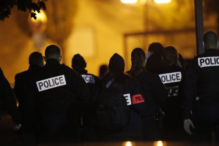 Újabb rendőri akciók indultak a franciaországi tanárgyilkosság ügyében