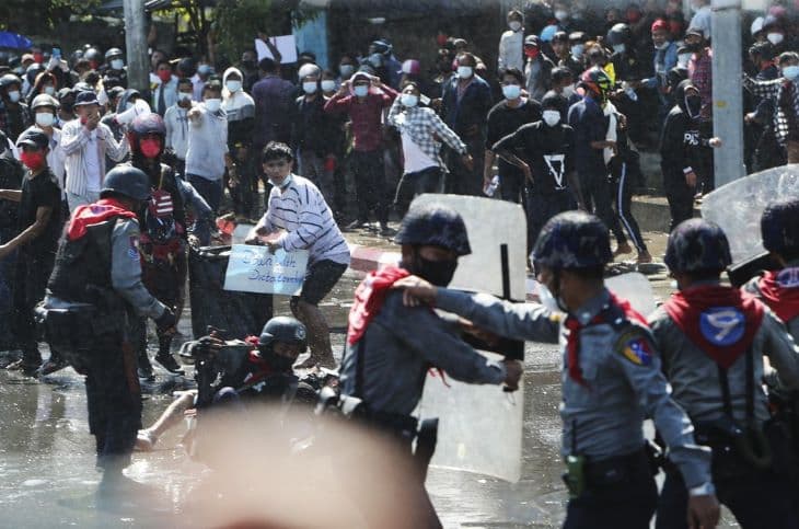 Mianmari puccs - Éles lőszerrel lőtt a tüntetőkre a mianmari rendőrség