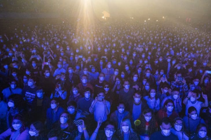 Kötelező maszkviseléssel 5000 fős koncertet tartottak Barcelonában