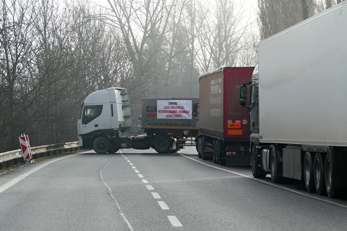 Több határátkelőn blokkolhatják a teherforgalmat a fuvarozók, köztük Medvén, Komáromban és Rajkán is