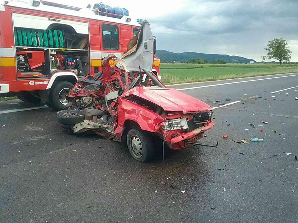 Szörnyű baleset: teljesen összeroncsolódott a Felícia, két ember meghalt