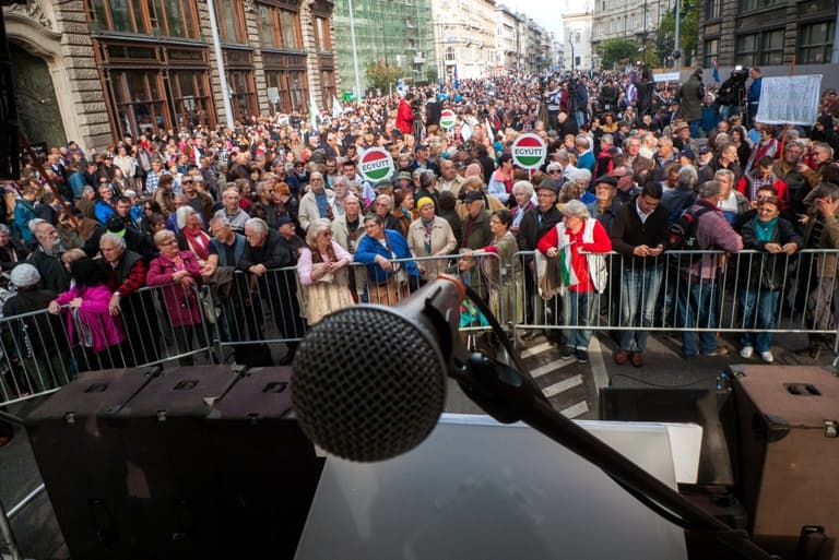 Hatalmas tömeg tüntetett az ellopott sajtószabadságért Budapesten