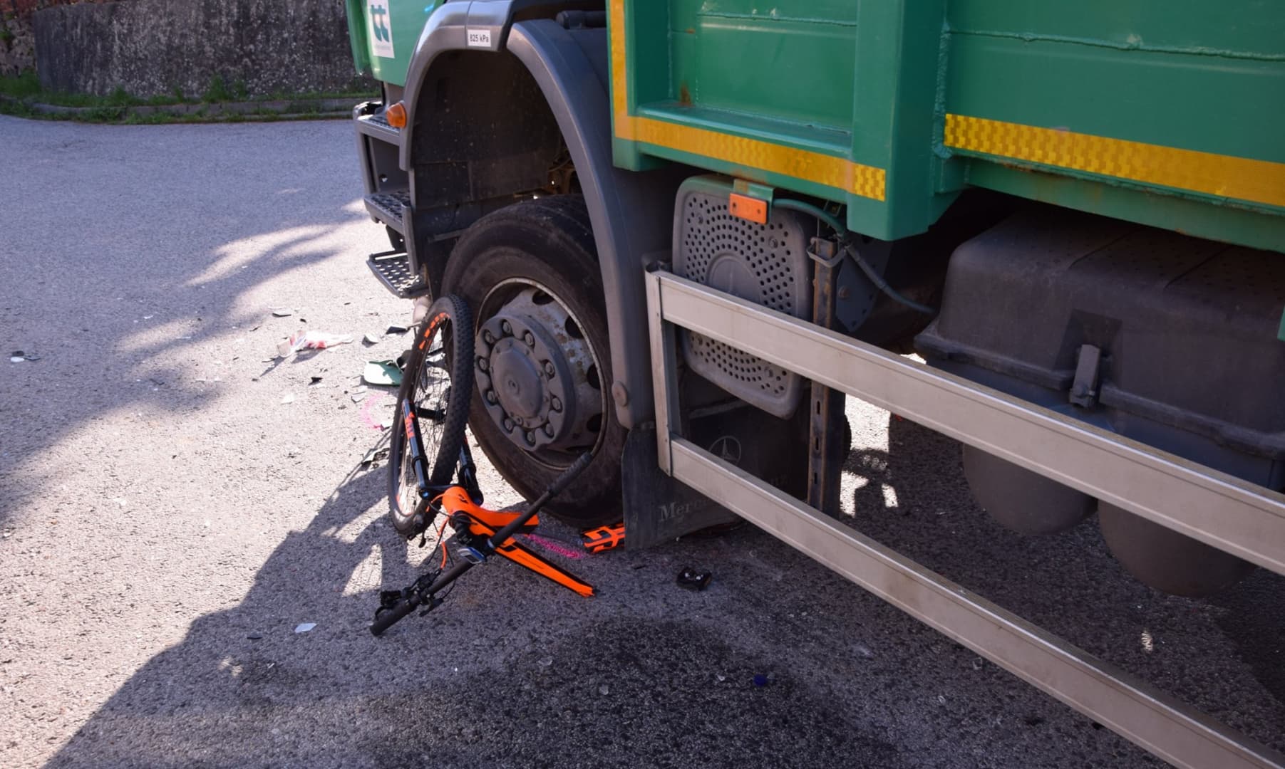 BALESET: Nem adott előnyt a teherautó sofőrje a kerékpárosnak – utóbbi súlyosan megsérült